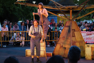 Foto de la escalera de equiibrio del espectáculo para público familiar de circo, payasos y teatro de calle Qué disparate, de Cirko Psikario