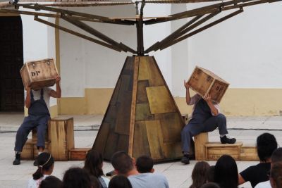 foto del espectáculo de circo y teatro de calle familiar Qué disparate